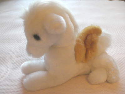 The aunt who live in Sacramento gave me this pegasus at Christmas when I was a child. The hinder leg is cute♥ Lovely round eyes are peroule blue.